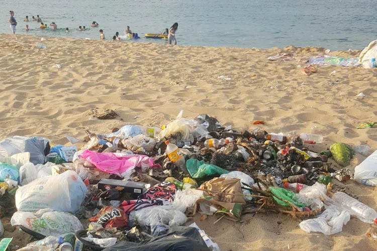 Sıcak havaların da etkisiyle Beykoz Riva'daki sahillere gelen vatandaşların arkasında