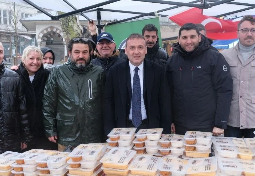 Beykoz’da şehitleri anmak için kumanya dağıtıldı 1