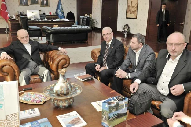 Beykoz Rizeliler Derneği, Belediye Başkanı Yücel Çelikbilek'i makamında ziyaret etti.