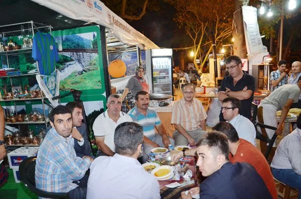 Beykoz Rizeliler Derneği Beykoz Çayır Festivali’nde kendilerine ayrılan gecede Beykozlulara
