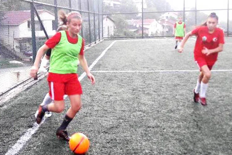 TFF Kadınlar Futbol Ligleri Alt Yaş Grup müsabakalarında Beykoz'u temsil