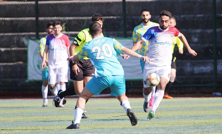 İstanbul 2.Amatör Lig 13.Grubunda Şampiyonluk hesapları yapan Rüzgarlıbahçespor, Kavacıkspor 15