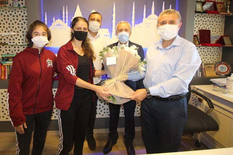 Beykoz'un tek bayan futbol takımını bünyesinde barındıran Rüzgarlıbahçespor oyuncuları Beykoz