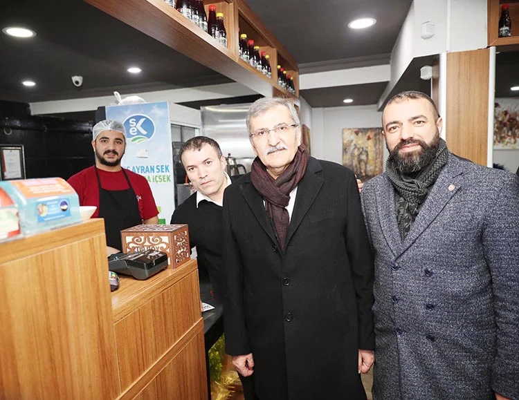 AK Parti Beykoz Belediye Başkan adayı Murat Aydın, Rüzgarlıbahçe’de esnafları