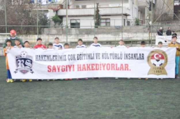 Gümüşsuyu sahasında oynanan Beykoz 1908 - Rüzgarlıbahçespor maçı öncesinde Rüzgarlıbahçespor