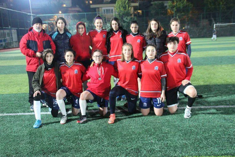 Beykoz'u Kadınlar Futbol 3.Liginde temsil eden Rüzgarlıbahçespor, 1.Lig temsilcilerinden Ataşehir