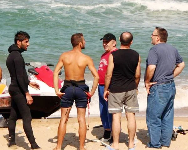 Beykoz Riva sahilinde yardım isteyen yakınlarının kurtarmak isterken dalgalara kapılan