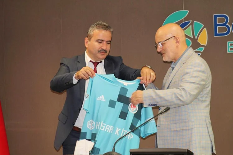 Liselerarası Futbol Türkiye Şampiyonu olan TFF Meral-Celal Aras Spor Lisesi