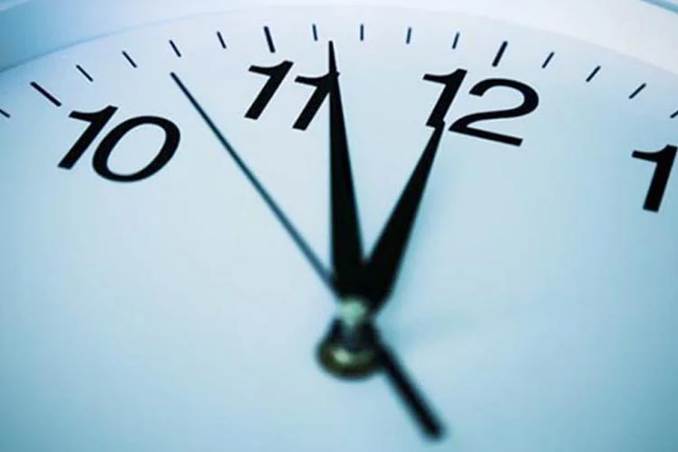 Yaz saati uygulamasına Türkiye çağında bu gece geçilecek.