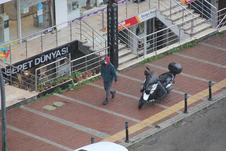 Beykoz'da sabah saatlerinden itibaren etkisini gösteren sağanak ve lodos vatandaşlara