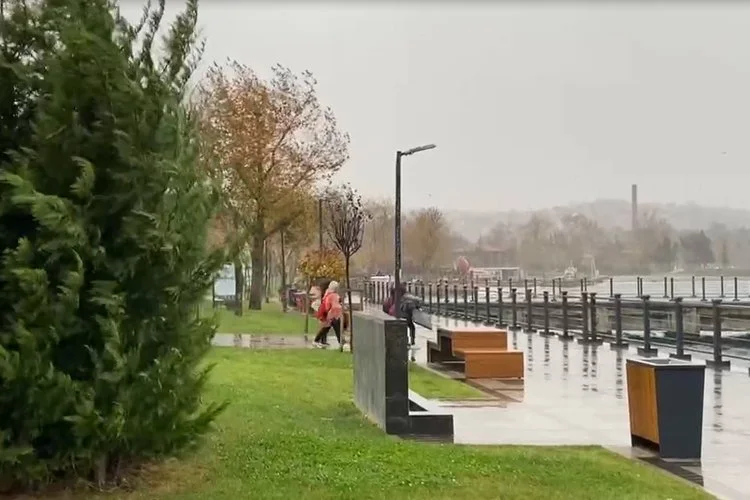 Beykoz'da gün boyu etkili olan lodos yağmurla birleşince vatandaşlara zor
