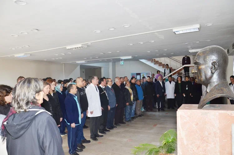 Teröre lanet okuyan Beykoz Devlet Hastanesi çalışanları, şehitler için saygı