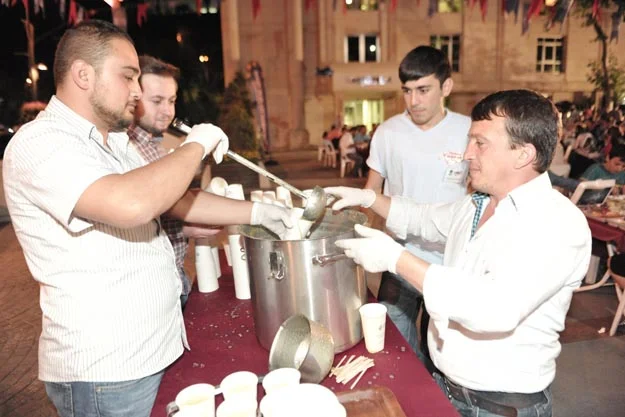 Beykoz Belediyesi mahallelerde kurmuş olduğu iftar sofralarının yanında sahur sofrası