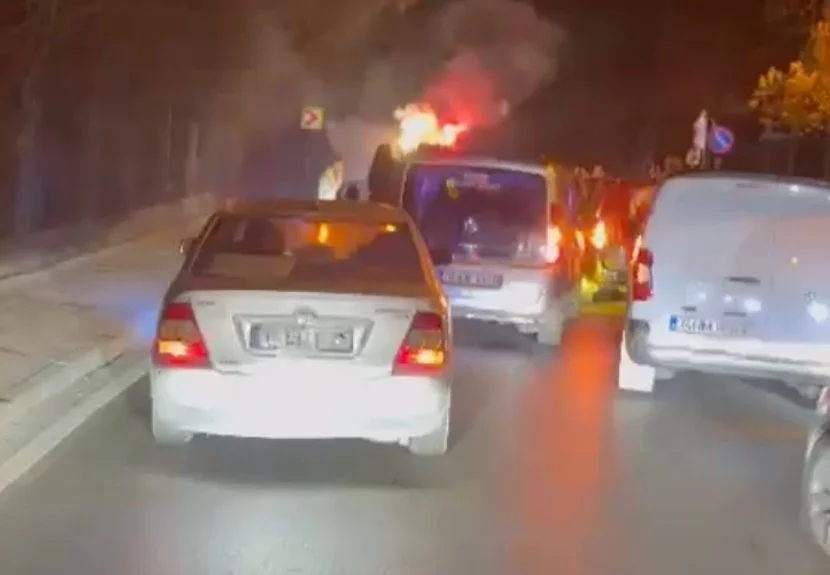 Beykoz Sahil yolunda bir grup, asker uğurlamak için yolu trafiğe