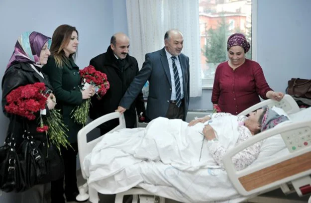 Beykoz Belediyesi’nin ilçedeki hastanelerde tedavi gören hastalara yönelik ziyaretleri sürüyor.