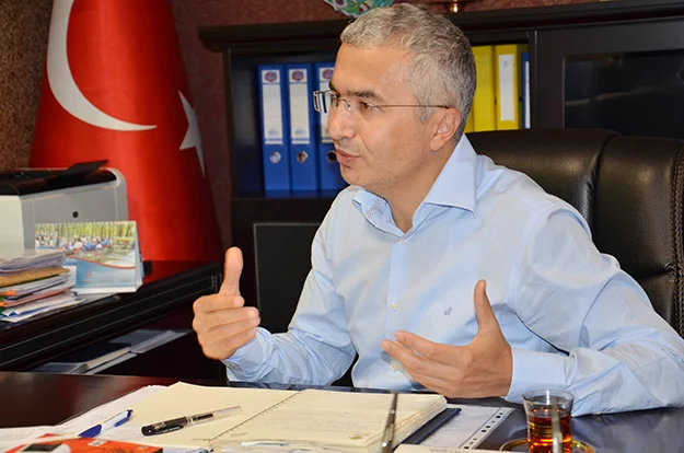 Siyaset hiç düşünmediği bir şeydi. Aslında onun amacı sosyal çalışmaların