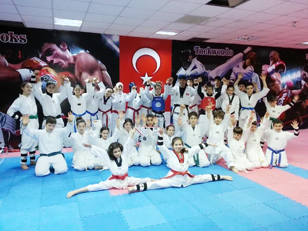 İstanbul Büyükler Tekvando İl Birinciliği müsabakaları sonunda Beykoz Belediyesi Sporcularından