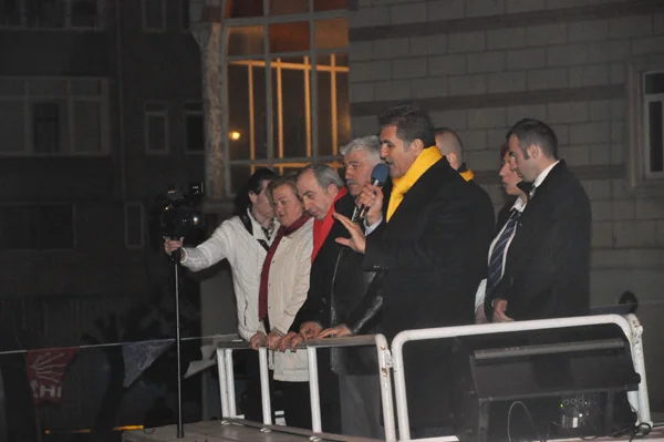 İstanbul Büyükşehir Belediye Başkanlığı'nın CHP'li Adayı Mustafa Sarıgül, beraberindeki destekçileriyle