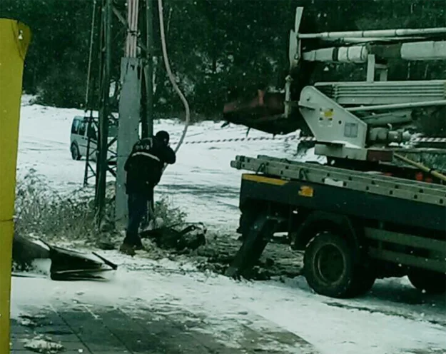 Hava şartları nedeniyle elektrik hatlarında meydana gelen arızalara müdahale eden