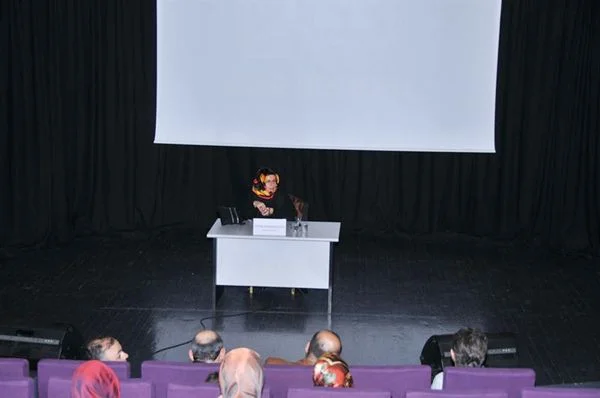 Sosyolog, gazeteci ve yazar Fatma Barbarosoğlu’nun gündelik hayattaki değişimleri aktardığı