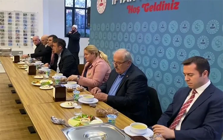 Beykoz Kaymakamı şehit ailelerini ağırladı 1 sehit 6 HRyl3q99c