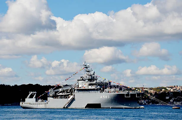 sehit aileleri savas gemilerinde agirlandi