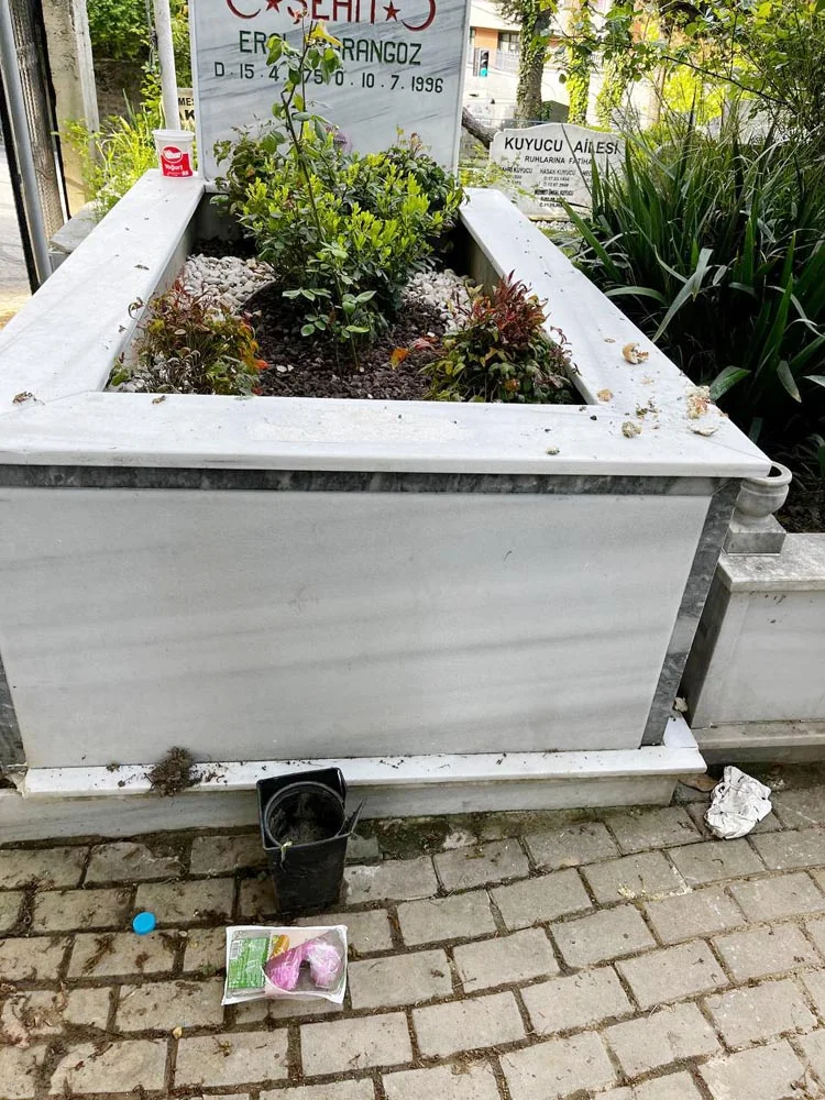 Beykoz’da şehit mezarlıklarını çöplüğe çevirmişler 1 sehit beykoz 2 MHnm0tvDw