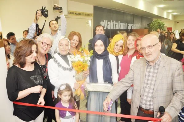 Günay İlhan rehberliğindeki 'Gülceren Hobi Karma Resim Sergisi' açıldı.