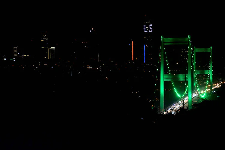 Önemli günlerde farklı renklerle aydınlatılan Beykoz'un boğaz köprüleri bu kez