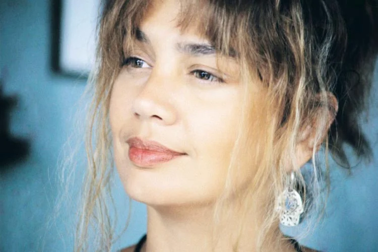 Beykoz Kanlıca'daki evinin önünde toplanan yaklaşık 20 kişilik grup, şarkısında