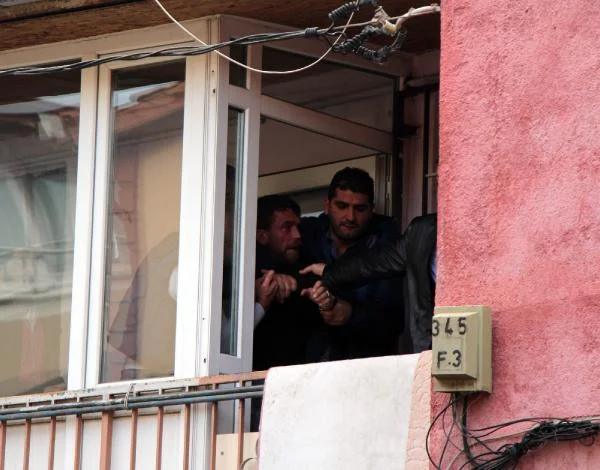 Beykoz'da bir kişinin kendi evini yaktığı ihbarını alan polis ekipleri,