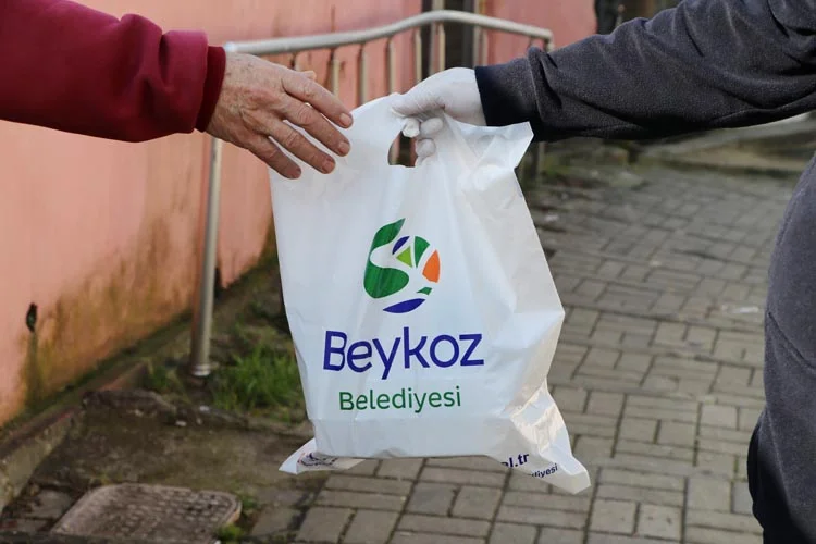 Beykoz Belediyesi, ihtiyaç sahipleri için “Evde Sıcak Yemek Hizmeti”yle yaşlı,