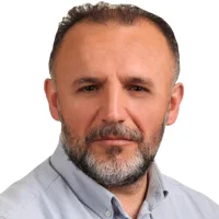 SİNAN KAVRAKOĞLU… 1969 yılında Rize’de dünyaya geldi. İlk, orta ve lise