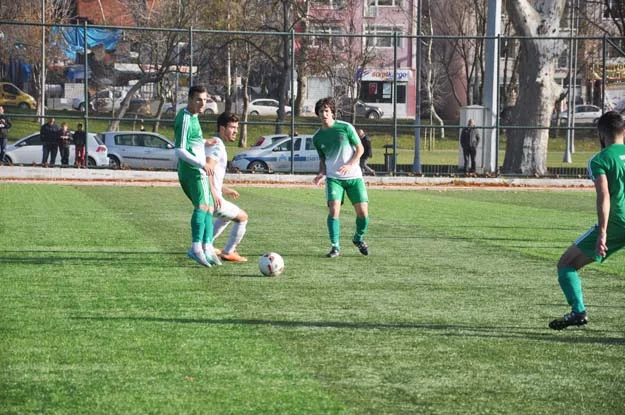 Soğuksuspor, konuk ettiği Yeşilpınarspor'u yıldız oyuncuları Ergün ve Ali İslam