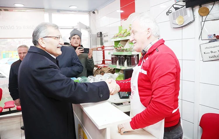 Soğuksu’da esnafı ziyaret eden AK Parti Beykoz Belediye Başkan Adayı