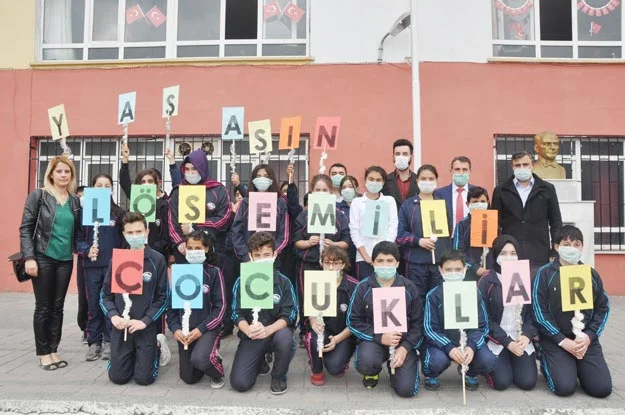 Beykoz Soğuksu Mahallesi İlk ve Ortaokulu'nun öğrencileri, lösemi hastalığına dikkat