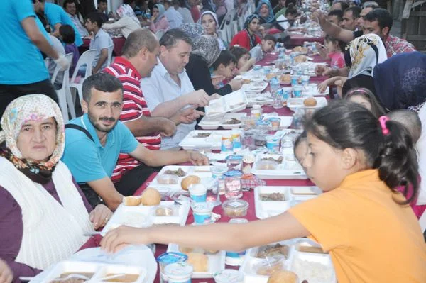 Soğuksu Pazar Yolu'nda yarım kilometre uzunluğunda iftar sofrası kuruldu.
