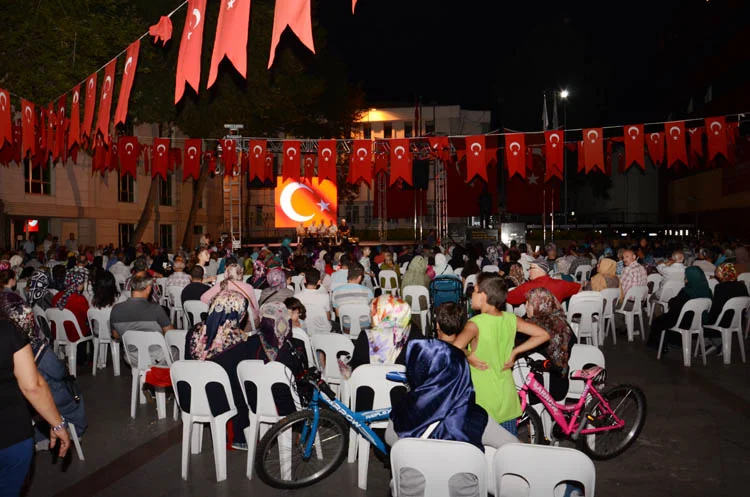 Beykozlular, demokrasi nöbetinin son akşamında Belediye Meydanı'nda toplanarak şehit ve