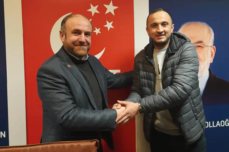 Beykoz’da Saadet Partisine yeni katılan vatandaşların rozetlerini İlçe Başkanı Muammer