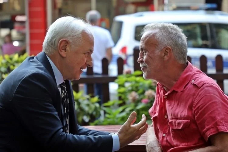 Beykoz Belediye Başkanı Alaattin Köseler, Akbaba Mahallesi’nde yaptığı açıklamalarda sokak