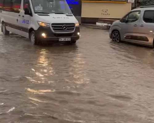 Beykoz'da öğleden sonra etkili olan gök gürültülü sağanak, su birikintilerine