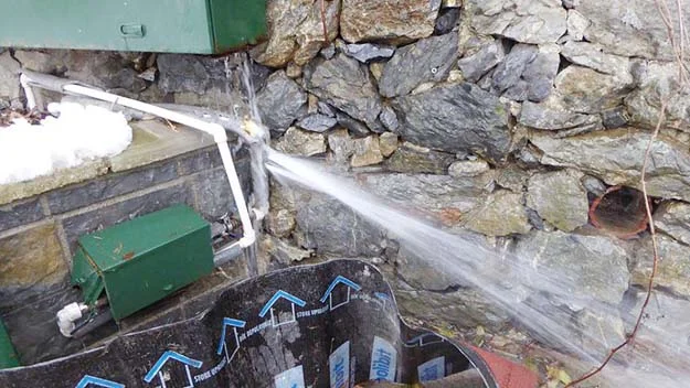 Beykoz Göksu Mahallesi Selen Çıkmazı'nda patlayan su borusuna müdahale etmeyen