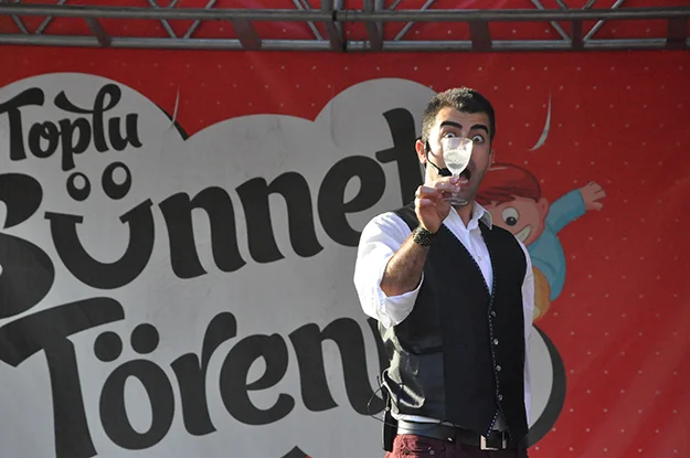 Beykoz Belediye Başkanı Yücel Çelikbilek, sünnet olan bu 450 çocuğa