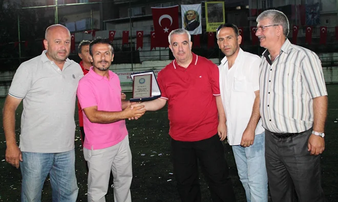 12 Takımın katılımıyla başlayan "Kelle İbrahim Veteranlar Futbol Turnuvası" nda