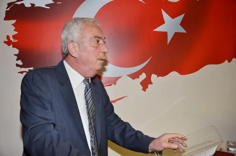 CHP Beykoz Örgütü'nde gerçekleştirilen 36. Olağan kongrenin ardından mazbatasını alan