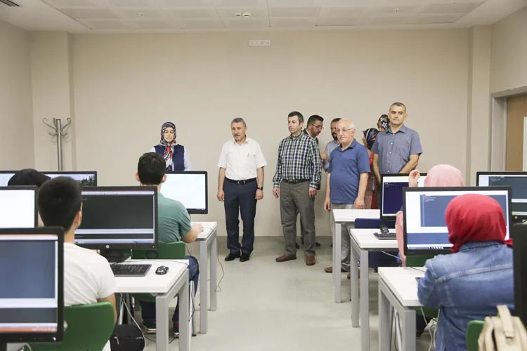 Beykoz'da bulunan Türk Alman Üniversitesi, Anadolu İmam Hatip Lisesi öğrencilerine
