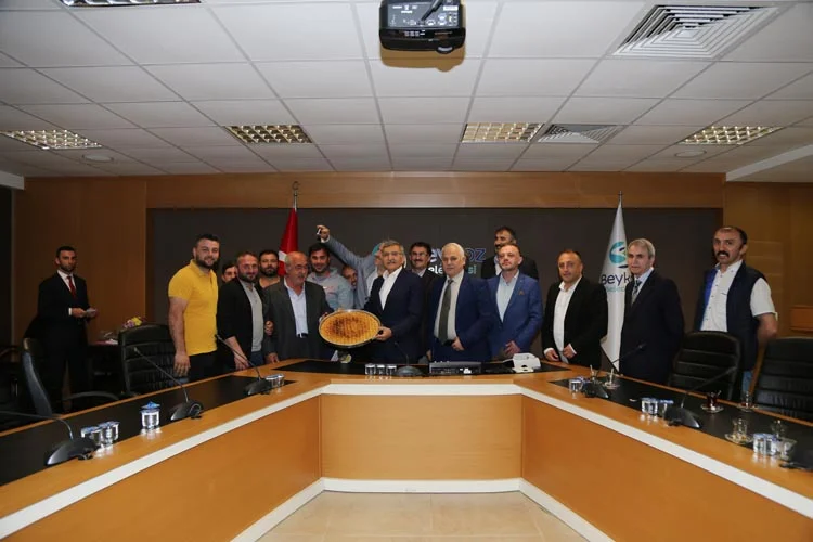 Beykoz'da tebrik faslı bitti... Sıra icraatta 2 tebrik beykoz