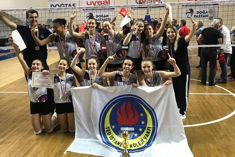 Beykoz Acarkent'te bulunan TED İstanbul Koleji Ortaokulu kız voleybol takımı