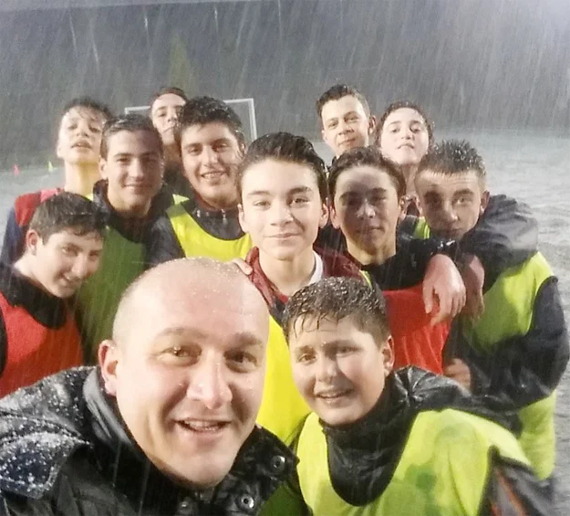 Birkaç gündür İstanbul’da yaşanan kar yağışı ilçe futbol takımlarının antrenman