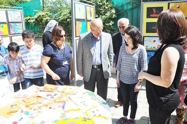 TEGV'in Düşler Atölyesi Sergisi'ni Beykoz Belediye Başkanı Yücel Çelikbilek açtı